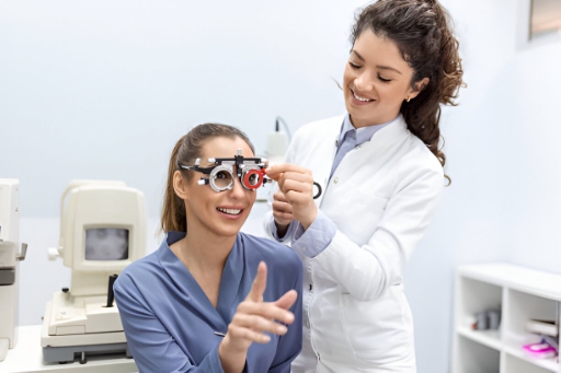 optometrists-changes-lenses.jpg